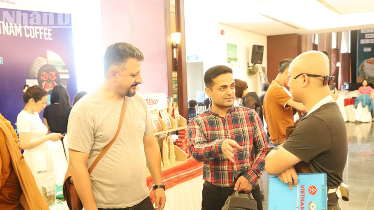 Các du khách nước ngoài trao đổi với các đơn vị tham gia Cuộc thi Cà-phê đặc sản Việt Nam sau khi trải nghiệm và thưởng thức cà-phê đặc sản.