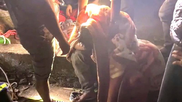 Anh Đ.H.B khi được đưa lên khỏi giếng.