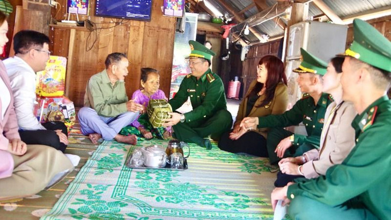 Đại tá Nguyễn Minh Tuyên, Phó Chỉ huy trưởng Bộ đội Biên phòng tỉnh Đắk Lắk tặng bánh chưng cho gia đình chính sách xã biên giới Krông Na đón Tết đầm ấm.