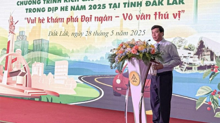 Giám đốc Sở Văn hóa, Thể thao và Du lịch Trần Hồng Tiến phát biểu tại buổi lễ.