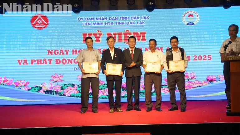 Trao tặng Kỷ niệm chương vì sự nghiệp hợp tác xã cho các cá nhân có nhiều đóng góp vào sự nghiệp xây dựng và phát triển hợp tác xã.