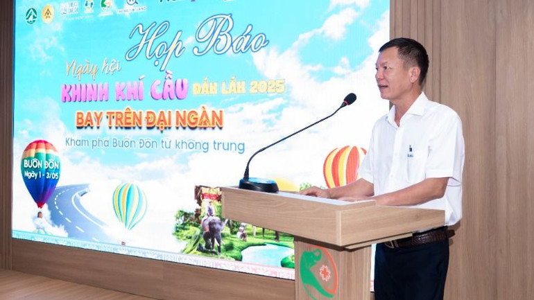 Ông Nguyễn Tiến Dũng, Phó Tổng giám đốc Công ty trách nhiệm hữu hạn một thành viên xuất nhập khẩu 2/9 Đắk Lắk thông tin về tiềm năng du lịch của huyện Buôn Đôn và tài trợ cho sự kiện.