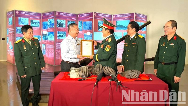 Giám đốc Bảo tàng Đắk Lắk Đinh Một gửi thư cảm ơn của Bảo tàng cho Trung tướng Đoàn Sinh Hưởng. Giám đốc Bảo tàng Đắk Lắk Đinh Một gửi thư cảm ơn của Bảo tàng cho Trung tướng Đoàn Sinh Hưởng.