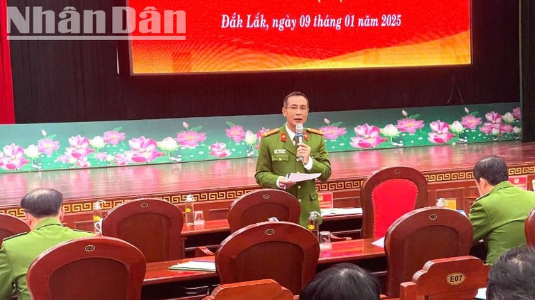 Đại tá Trần Bình Hưng, Phó Giám đốc Công an tỉnh Đắk Lắk phát biểu tại hội nghị.