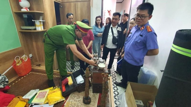 Lực lượng chức năng thu giữ những vật phẩm phục vụ việc tu tập. (Ảnh: Sỹ Đức)