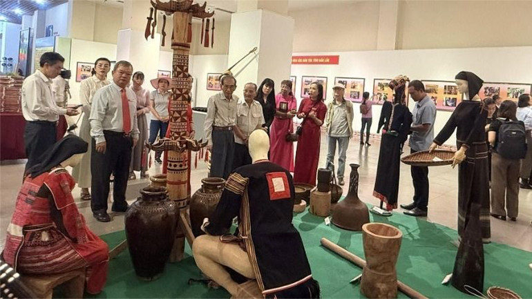 Các đại biểu tham quan trưng bày “Sắc màu văn hóa Đắk Lắk”.