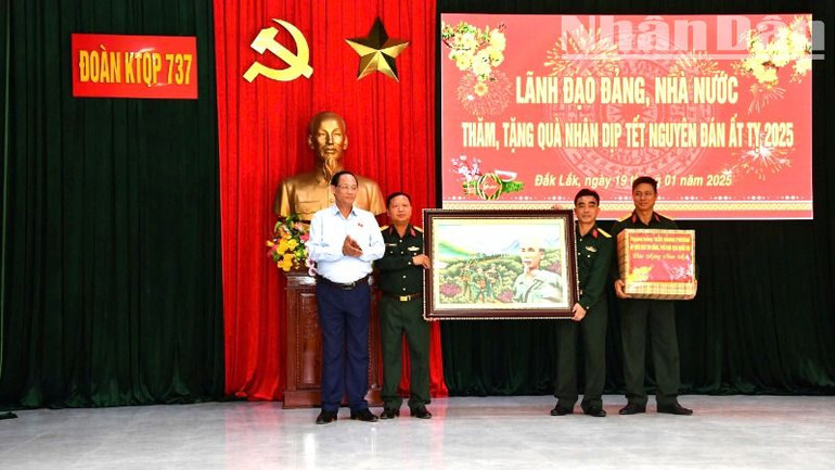 Phó Chủ tịch Quốc hội Trần Quang Phương tặng quà cho Đoàn Kinh tế Quốc phòng 737 (Quân khu 5).