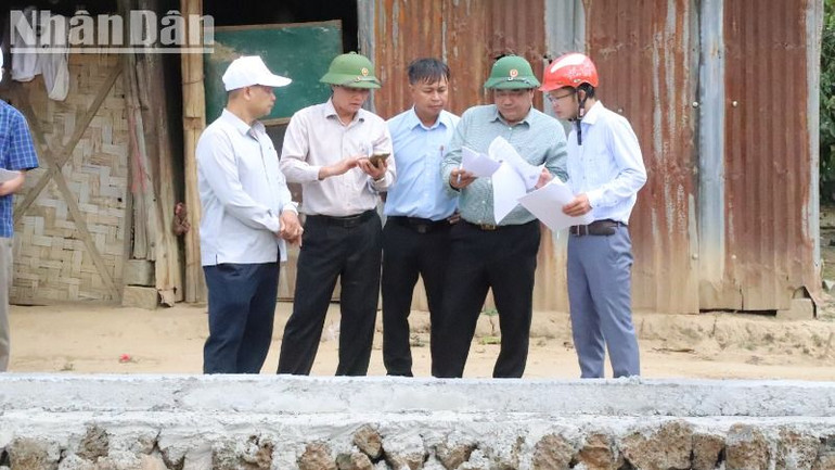 Bí thư Huyện ủy Lắk Nguyễn Văn Long (người đứng thứ 2 từ phải sang) trực tiếp kiểm tra, tháo gỡ khó khăn, vướng mắc trong quá trình xây dựng nhà cho hộ nghèo.