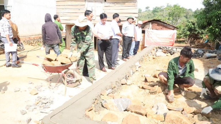 Lãnh đạo huyện Lắk động viên các nhà thầu, đơn vị thi công khắc phục khó khăn, đẩy nhanh tiến độ thi công xây dựng nhà cho hộ nghèo trên địa bàn.