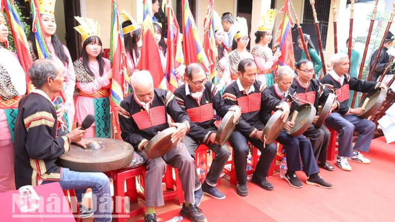 Sau phần nghi lễ, nhân dân được thưởng thức diễn tấu chiêng của đồng bào Ê Đê.