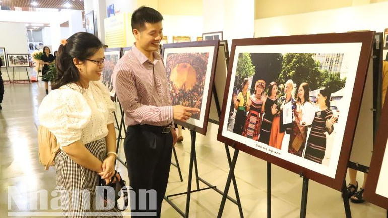 Cán bộ và nhân dân tỉnh Đắk Lắk hết sức phấn khởi khi thăm quan triển lãm.