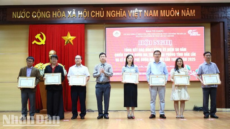 Trao tặng Bằng khen của Chủ tịch Ủy ban nhân dân tỉnh Đắk Lắk cho 29 tập thể đã có thành tích trong Lễ hội Cà-phê Buôn Ma Thuột lần thứ 9 năm 2025, trong đó có Văn phòng đại diện Báo Nhân Dân tại tỉnh Đắk Lắk.