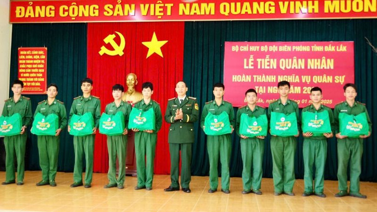 Lãnh đạo Bộ Chỉ huy Bộ đội Biên phòng tỉnh Đắk Lắk trao quà tặng quân nhân hoàn thành nghĩa vụ quân sự trở về địa phương.