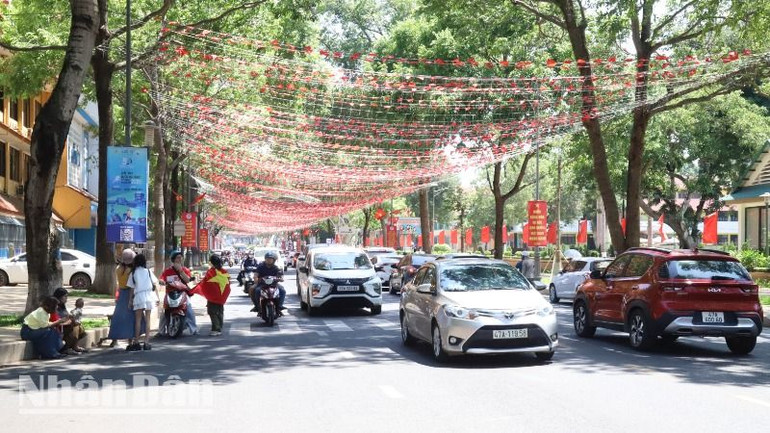 Một tuyến đường chính của thành phố Buôn Ma Thuột rực rỡ cờ hoa chào mừng kỷ niệm 50 năm Ngày giải phóng miền nam, thống nhất đất nước.