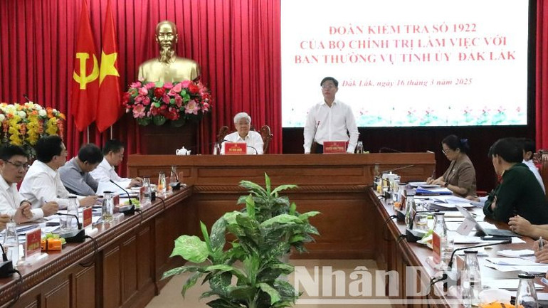 Bí thư Tỉnh ủy Đắk Lắk Nguyễn Đình Trung đề xuất một số nội dung với Đoàn Kiểm tra. Bí thư Tỉnh ủy Đắk Lắk Nguyễn Đình Trung đề xuất một số nội dung với Đoàn Kiểm tra.