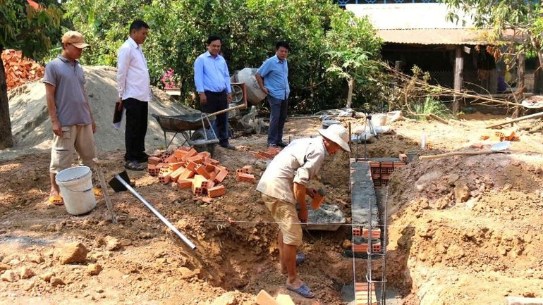 Các nhà thầu, đơn vị thi công đã và đang khắc phục khó khăn về điều kiện thời tiết, đẩy nhanh tiến độ thi công xây dựng nhà cho hộ nghèo.