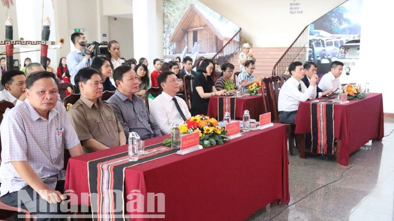 Các đại biểu dự khai mạc triển lãm.