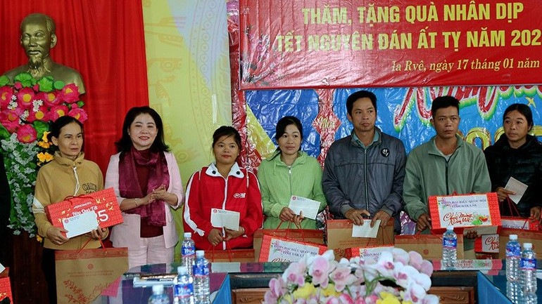 Đồng chí Nguyễn Thị Thu Nguyệt, Phó trưởng đoàn chuyên trách, phụ trách Đoàn Đại biểu Quốc hội tỉnh Đắk Lắk trao quà Tết cho các gia đình chính sách, gia đình là người đồng bào tộc thiểu số xã Ia Rvê.