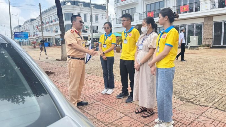 Lực lượng Cảnh sát giao thông hướng dẫn cụ thể, đầy đủ về quy trình như đo nồng độ cồn, chất kích thích cũng như kiểm tra, hướng dẫn làm các thủ tục dự thi trước khi chính thức bước vào phần thi thực hành.