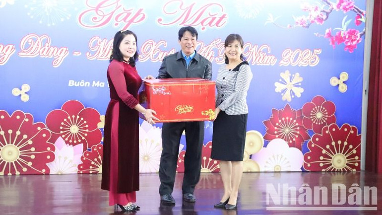 Đồng chí Nguyễn Thị Thu Nguyệt, Phó trưởng đoàn chuyên trách, phụ trách Đoàn Đại biểu Quốc hội tỉnh Đắk Lắk tặng quà cho Liên đoàn Lao động tỉnh.