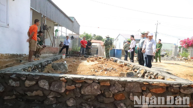 Lãnh đạo huyện Lắk cũng động viên các nhà thầu, đơn vị thi công và người dân tham gia xây dựng nhà cho người nghèo khắc phục khó khăn, đẩy nhanh tiến độ thi công, bảo đảm kế hoạch đã đề ra.