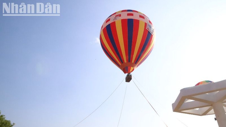 Khinh khí cầu bay ở độ cao 50m so mặt đất.