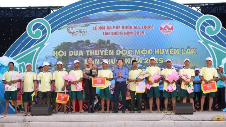 Trao giải Nhất toàn đoàn cho đội thi từ thị trấn Liên Sơn.