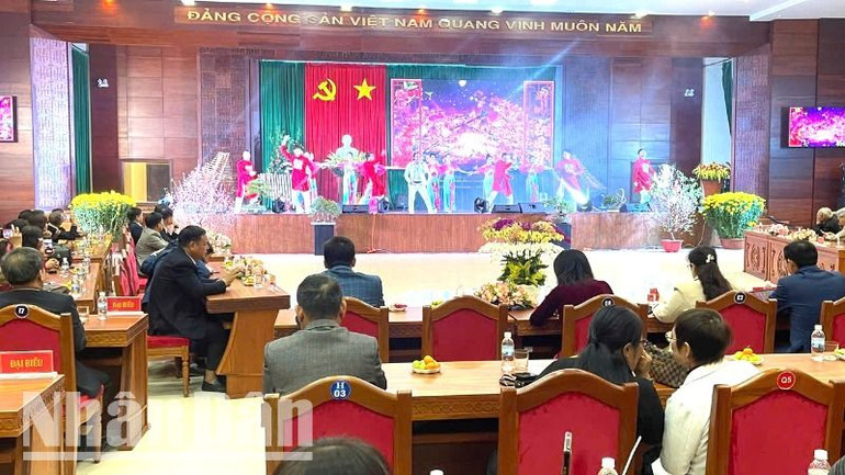 Văn nghệ chào mừng buổi gặp mặt.