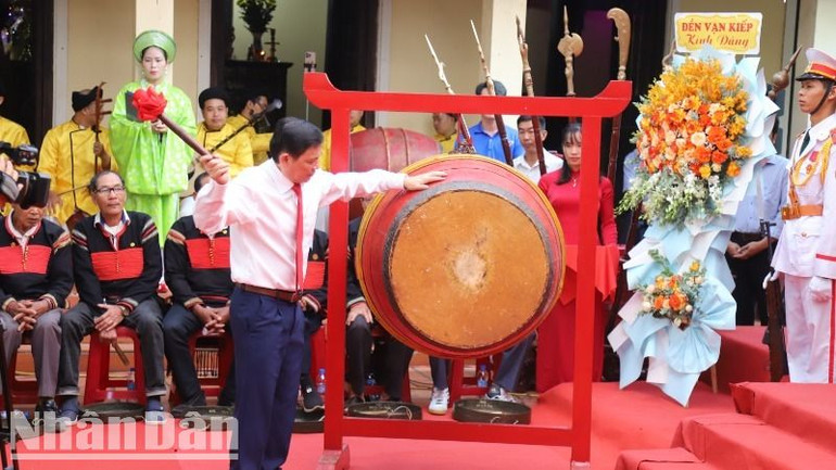 Phó Chủ tịch Thường trực Ủy ban nhân dân tỉnh Đắk Lắk Nguyễn Tuấn Hà đánh trống bắt đầu buổi lễ.