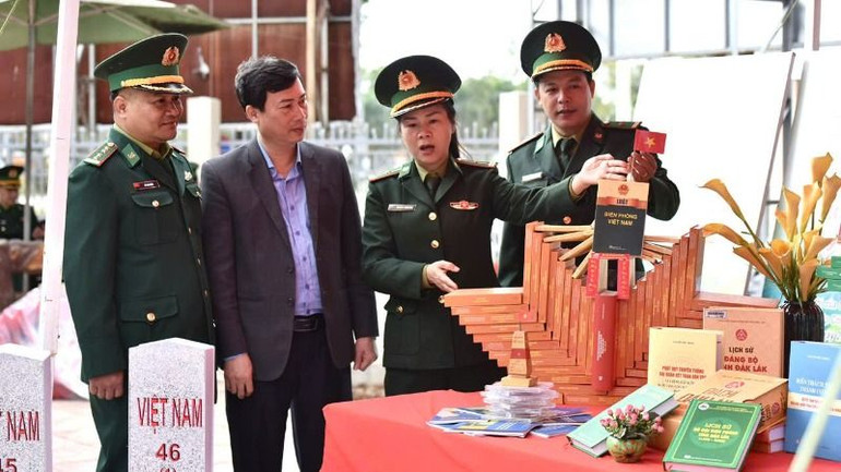 Các đại biểu thăm quan trạm văn học nghệ thuật về đề tài truyền thống cách mạng anh hùng của cán bộ, chiến sĩ Bộ đội Biên phòng tỉnh chào mừng Ngày Truyền thống của đơn vị.