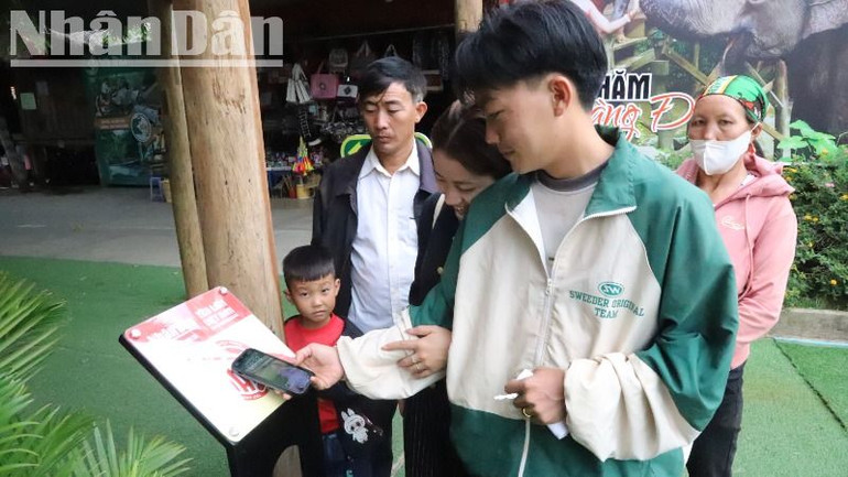 Du khách phấn khởi trải nghiệm