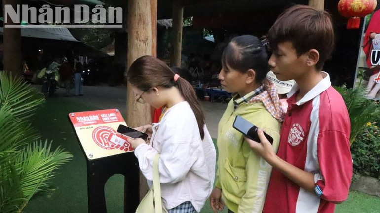 Nhiều người xếp hàng chờ đến lượt trải nghiệm.