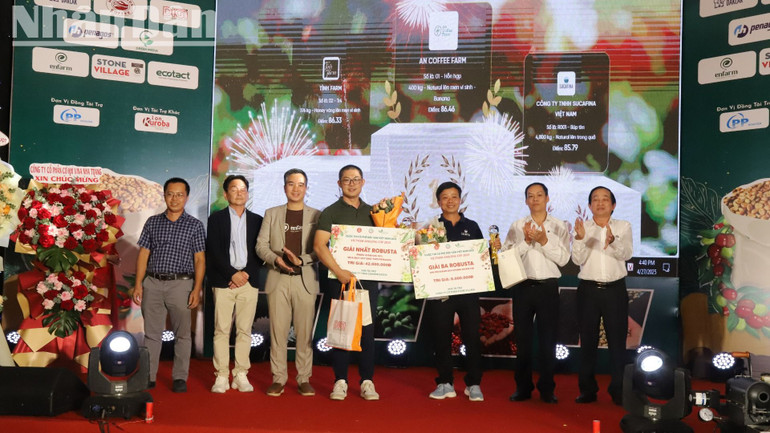 Các nhà tài trợ trao tặng quà cho các đơn vị đạt Top 3 cà-phê đặc sản Robusta.