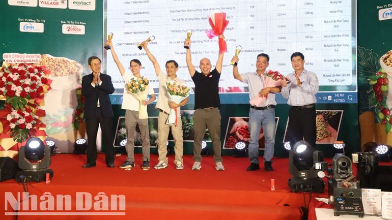 Ban tổ chức cuộc thi trao giải cho các đơn vị đạt Top 4 cà-phê đặc sản Arabica.