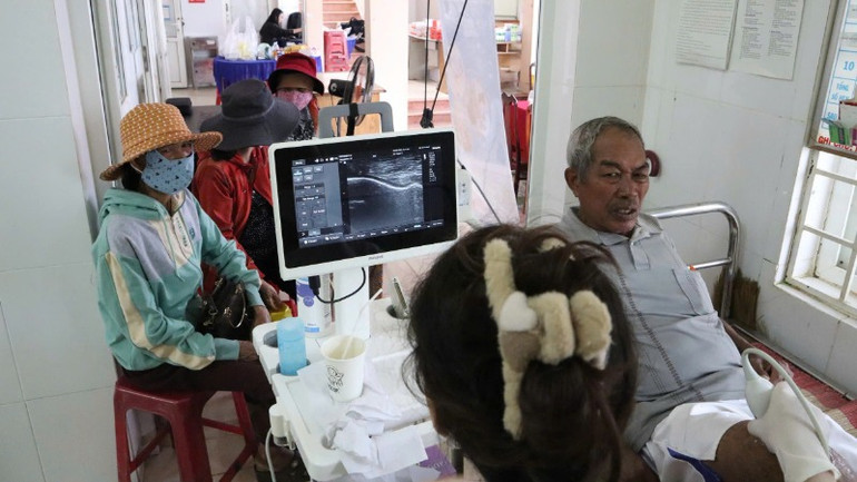 Trong đợt này, đoàn thiện nguyện Bệnh viện Đại học Y Dược Buôn Ma Thuột còn đưa máy móc hiện đại về khám, chữa bệnh cho nhân dân xã Ea Trul.