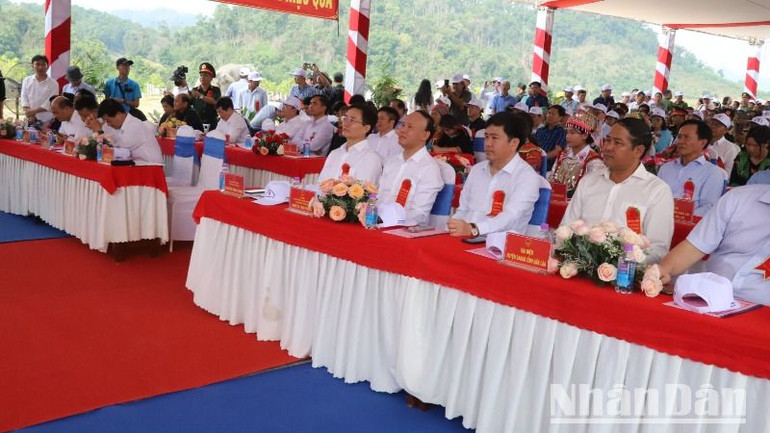 Các đại biểu dự lễ khánh thành Cụm công trình đầu mối hồ chứa nước Krông Pách Thượng giai đoạn 1.