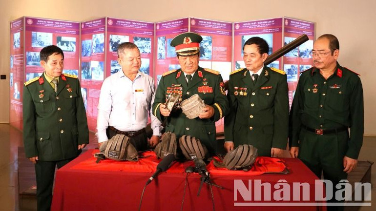 Trung tướng Đoàn Sinh Hưởng giới thiệu về hiện vật quý giá về Chiến thắng Buôn Ma Thuột. Trung tướng Đoàn Sinh Hưởng giới thiệu về hiện vật quý giá về Chiến thắng Buôn Ma Thuột.