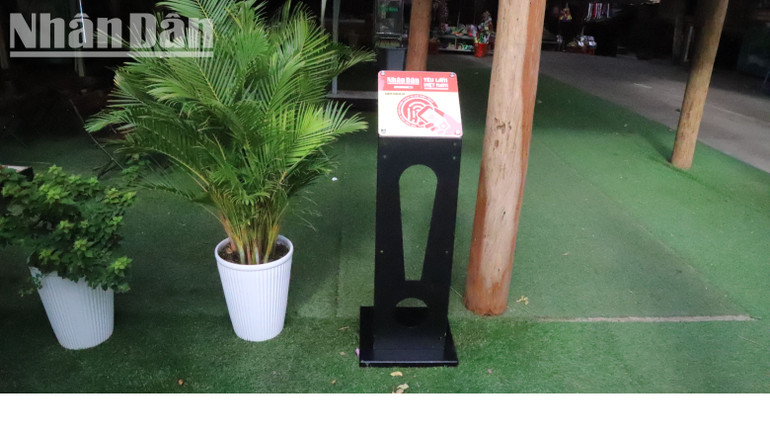 Bảng gắn chip NFC được đặt ở vị trí thuận lợi để du khách trải nghiệm khi đến với Trung tâm Du lịch Cầu treo Buôn Đôn.