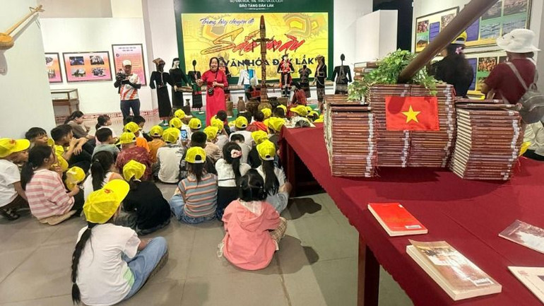 Các em học sinh trên địa bàn thành phố Buôn Ma Thuột háo hức với mỗi câu chuyện về văn hóa Đắk Lắk.