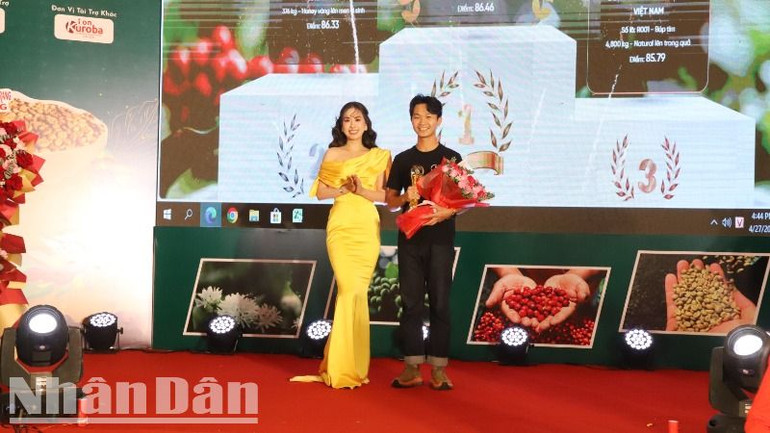 Đại diện Ban tổ chức cuộc thi trao giải thưởng được yêu thích nhất cho mẫu cà-phê Robusta của đơn vị Bui Coffee Supply đến từ xã Mê Linh, huyện Lâm Hà, tỉnh Lâm Đồng.