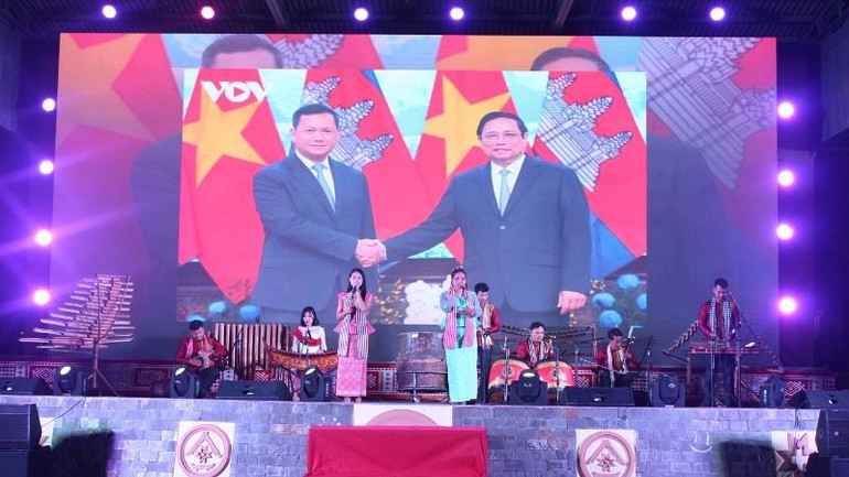 Tiết mục nghệ thuật ca ngợi mối quan hệ giữa hai nước Việt Nam và Campuchia tiếp tục đoàn kết, gắn bó và phát triển do Đoàn Nghệ thuật tỉnh Mondulkiri, Campuchia thể hiện.