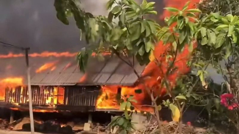 Hiện nay, thời tiết ở Đắk Lắk đang thời kỳ cao điểm của mùa khô năm 2025 nên ngọn lửa bùng phát dữ dội.