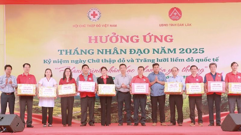 Lãnh đạo huyện Krông Năng tặng quà cảm ơn Trung ương Hội Chữ Thập đỏ Việt Nam và các đại biểu dự Lễ hưởng ứng "Tháng Nhân đạo" năm 2025.