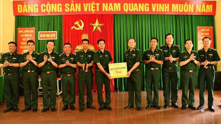 Trung tướng Nguyễn Anh Tuấn và Đoàn công tác tặng quà cán bộ chiến sĩ Đồn Biên phòng Sêrêpốk.