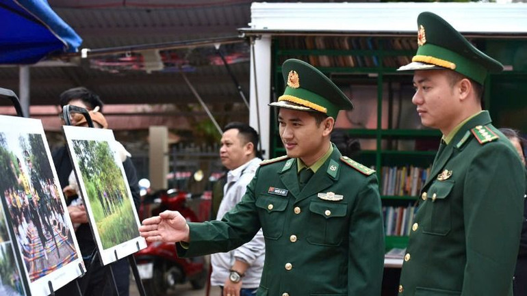 Cán bộ, chiến sĩ Bộ đội Biên phòng tỉnh Đắk Lắk thăm quan gian trưng bày ảnh chào mừng Ngày thơ Việt Nam năm 2025.