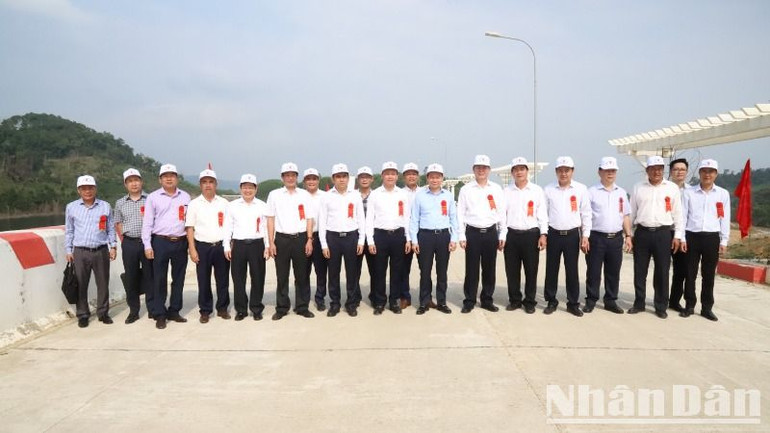 Các đại biểu chụp hình lưu niệm tại công trình Hồ chứa nước Krông Pách Thượng.