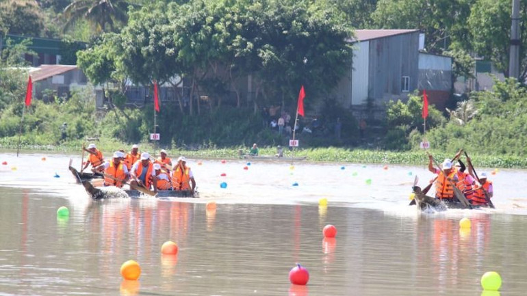 Các đội tranh tài ở hạng mục đua thuyền độc mộc bốn vận động viên.