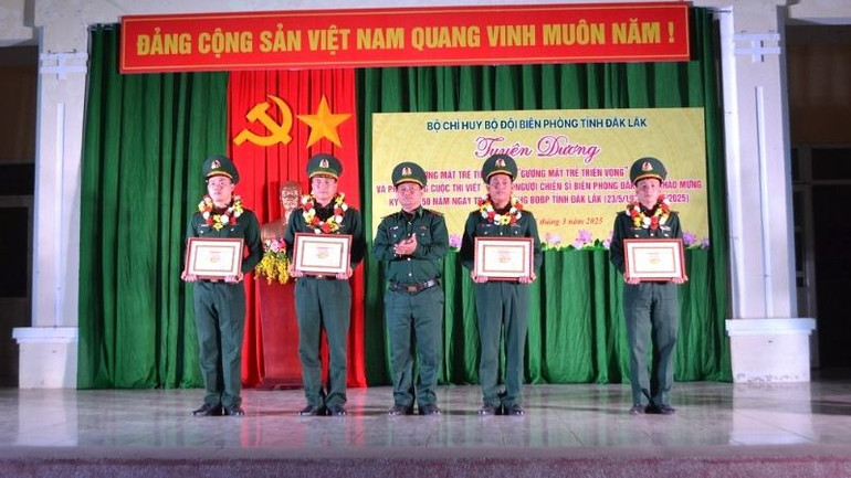 Đại tá Rơ Lan Ngân, Phó Chính ủy Bộ đội Biên phòng tỉnh trao chứng nhận tặng các gương mặt trẻ triển vọng.