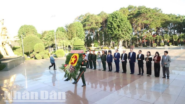Phó Chủ tịch Quốc hội Trần Quang Phương và các đại biểu dâng hoa, dâng hương tưởng nhớ các anh hùng, liệt sĩ tại Nghĩa trang Liệt sĩ tỉnh Đắk Lắk. Phó Chủ tịch Quốc hội Trần Quang Phương và các đại biểu dâng hoa, dâng hương tưởng nhớ các anh hùng, liệt sĩ tại Nghĩa trang Liệt sĩ tỉnh Đắk Lắk.