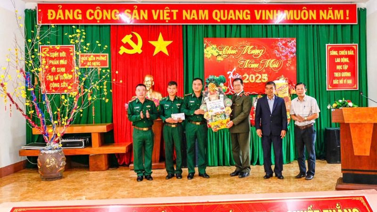Thiếu tướng Lê Vinh Quy và đoàn công tác tặng quà Tết cán bộ, chiến sĩ Đồn Biên phòng Bo Heng.